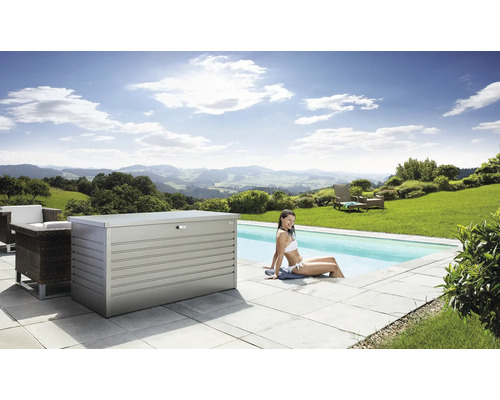 Scen med en förvaringsbox i metall, en pool och en kvinna