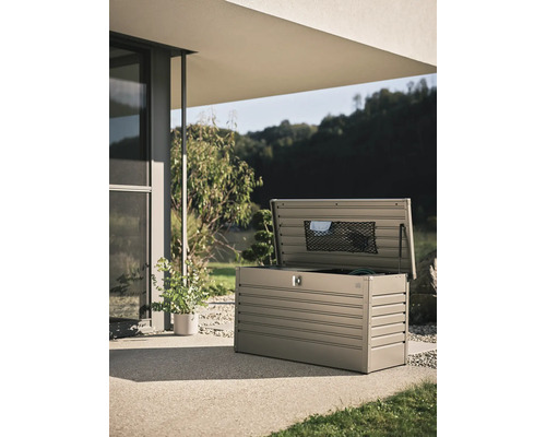 Öppen trädgårdslåda för förvaring av trädgårdstillbehör utomhus.