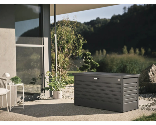 Grå trädgårdsbox på en terrass framför ett hus