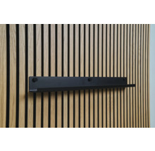 Svart vägghylla på en vägg av träribbor