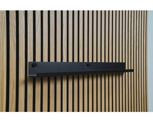 Svart vägghylla på en vägg av träribbor