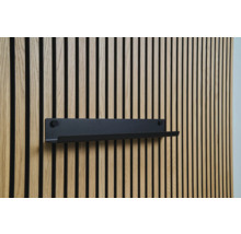 Väggpanel av trä med svart hylla