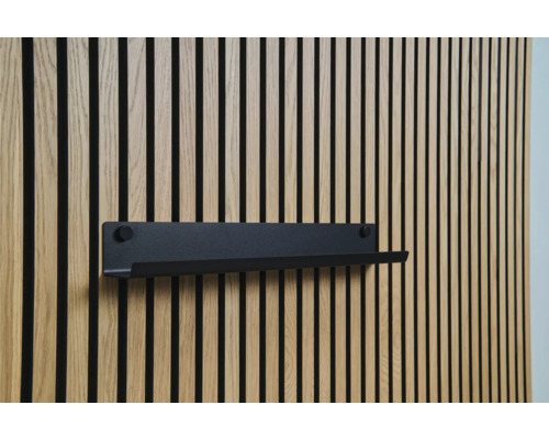 Väggpanel av trä med svart hylla