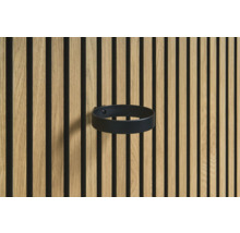 Dryckeshållare i svart på en träribbvägg