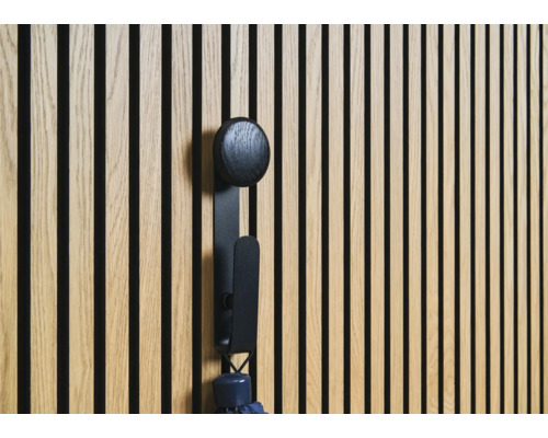 Väggpanel i trä med svart klädkrok och paraply
