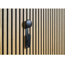 Väggpanel i trä med svart klädkrok