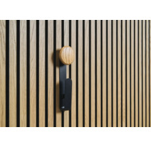 Väggpanel med klädkrok av trä och metall