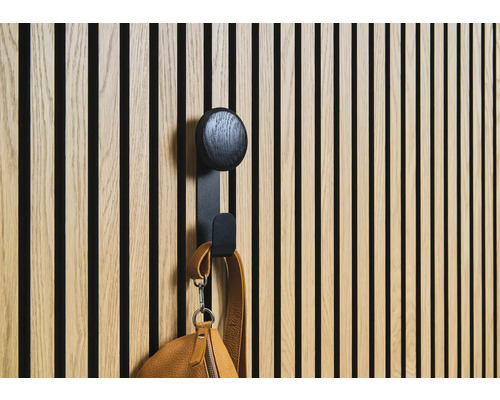 Trävägg med krok och handväska