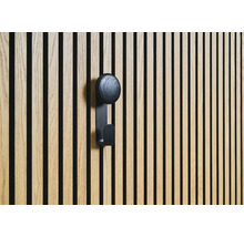 Träväggpanel med svart klädkrok
