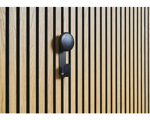 Träväggpanel med svart klädkrok