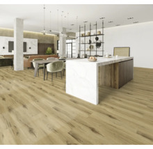 Ljust vardagsrum med trägolv, matbord och köksö