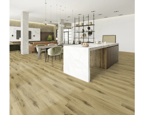 Ljust vardagsrum med trägolv, matbord och köksö