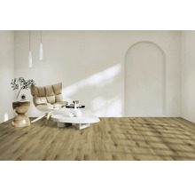 Vardagsrum med fåtölj, soffbord och golv i träimitation