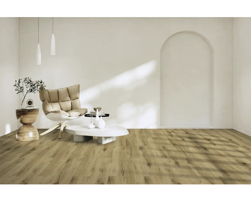 Vardagsrum med fåtölj, soffbord och golv i träimitation