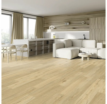 Ljust vardagsrum med trägolv, soffa och pentry