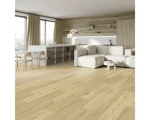 Ljust vardagsrum med trägolv, soffa och pentry