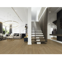 Ljust vardagsrum med trappa och trägolv