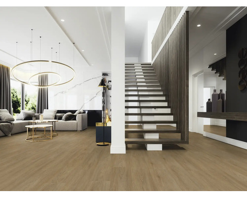 Ljust vardagsrum med trappa och trägolv