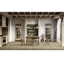 Ljust kök med takbjälkar i trä, köksö och trägolv