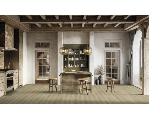 Ljust kök med takbjälkar i trä, köksö och trägolv