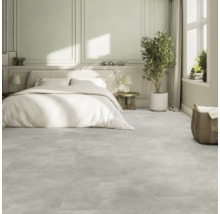 Sovrum med dubbelsäng och golvplattor