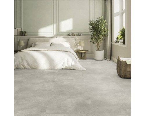 Sovrum med dubbelsäng och golvplattor