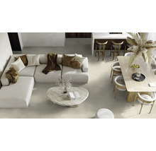 Ljus och rymlig lägenhet med soffa, bord och stolar