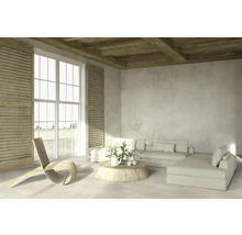 Ljust vardagsrum med trätak, fönsterluckor, soffa och träbord