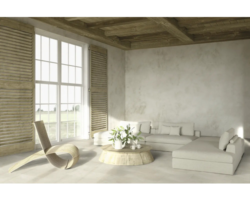 Ljust vardagsrum med trätak, fönsterluckor, soffa och träbord