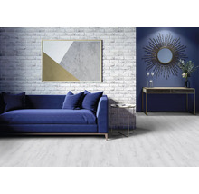 Vardagsrum med soffa, bord och väggdekoration