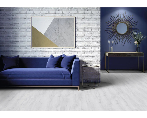 Vardagsrum med soffa, bord och väggdekoration