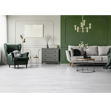 Vardagsrum med fåtölj, soffa, byrå och taklampa