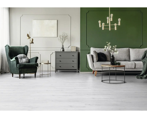 Vardagsrum med fåtölj, soffa, byrå och taklampa