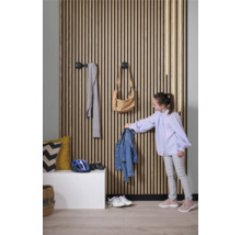 Hall med träpanelvägg, klädkrokar och barn