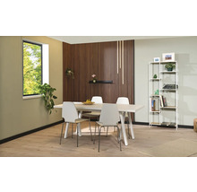 Matsal med matbord, stolar och bokhylla