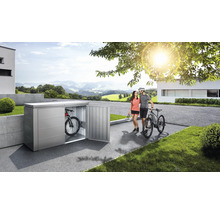 Metallcykelbox med cyklar och par utomhus