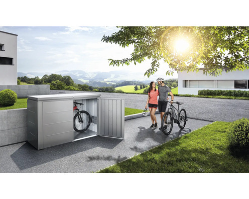 Metallcykelbox med cyklar och par utomhus