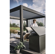 Man förvarar kuddar i en förvaringslåda utomhus under en pergola.