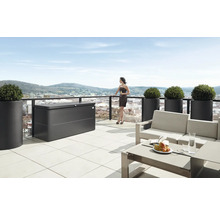 Terrass med förvaringsbox, blomkrukor och sittgrupp