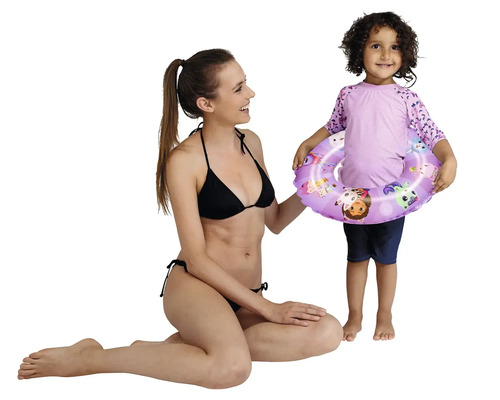 Mamma och barn med badring inomhus