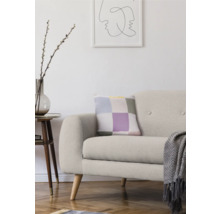 Vardagsrum med soffa, kudde, sidobord och dekoration