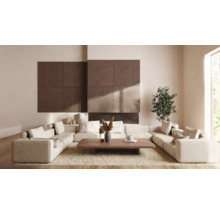 Vardagsrum med modulsoffa, soffbord och väggpaneler av trälameller