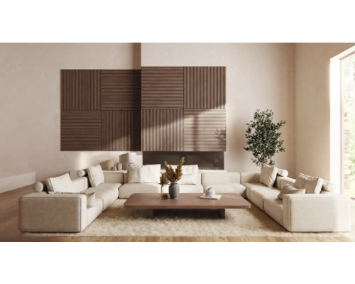 Vardagsrum med modulsoffa, soffbord och väggpaneler av trälameller