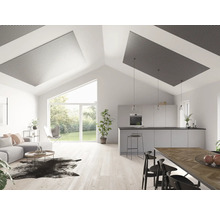 Ljust vardagsrum med akustikpaneler i taket, ett öppet kök och en matplats