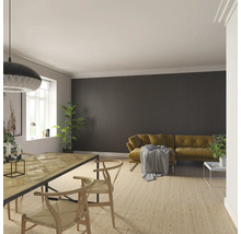 Vardagsrum med matbord, stolar, soffa och väggpaneler för inredning