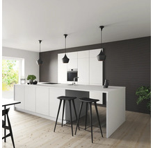 Modernt kök med köksö, barstolar och pendellampor