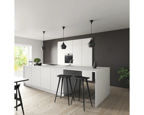 Modernt kök med köksö, barstolar och pendellampor