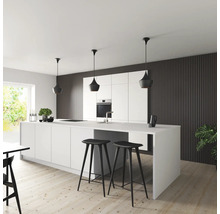 Ljust kök med köksö, barstolar och pendellampor