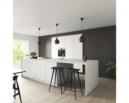 Ljust kök med köksö, barstolar och pendellampor
