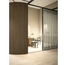 Interiör med träpanelvägg, bord och stolar